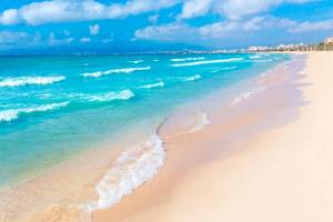 Strand des HM Gran Fiesta Hotels mit blauem Wasser und weißen Wellen