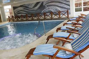 Poolbereich des HM Gran Fiesta Hotels mit Lounge-Stühlen und Whirlpool