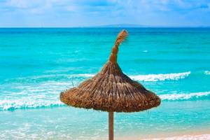 Strandschirm im blauen Meer von HM Gran Fiesta Hotel