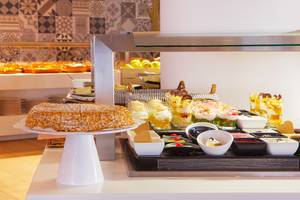 Buffet-Tisch im HM Gran Fiesta Hotel mit einer Vielzahl von Desserts und Kuchen.