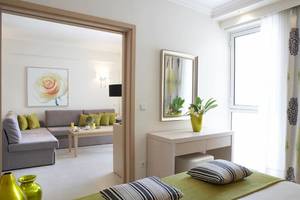 Innenansicht eines Zimmers im Electra Palace Hotel mit grünen Akzenten und Möbeln.