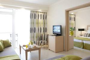 Zimmer im Electra Palace Rhodes Hotel mit Fernseher, Tisch und Bett