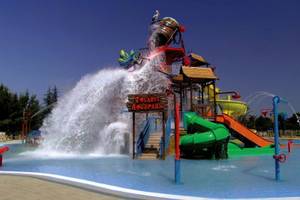 Wasserrutsche im Solaris Aquapark mit großem Wasserfall und bunten Rutschen
