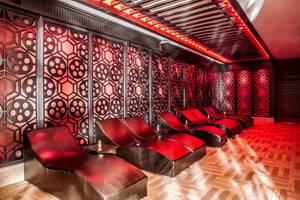 Roter Loungebereich mit Ledersesseln in der Villa Side Residence.