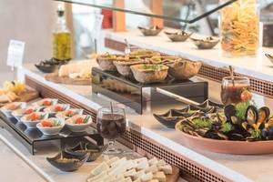 Buffet-Tisch im Cactus Mare Hotel mit verschiedenen Gerichten und Getränken.