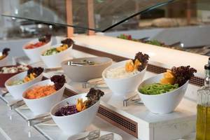 Ein Buffet im Cactus Mare Hotel mit verschiedenen Salaten und Gemüsegerichten.