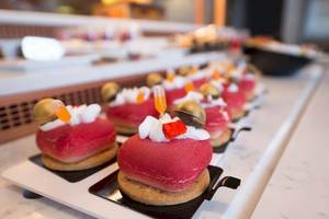 Rote Desserts mit Dekorationen auf einer weißen Platte im Cactus Mare Hotel