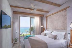 Hotelzimmer im Cactus Mare mit Blick auf das Meer und einem großen Bett.