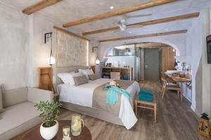 Hotelzimmer im Cactus Mare mit Bett, Couch, Tisch, Lampe, Fernseher und Klimaanlage.