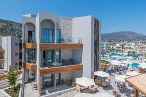Außenansicht des Cactus Mare Hotels mit Swimmingpool und Sonnenschirmen