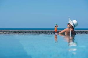 Frau im Pool mit Cocktail im Hotel Cactus Mare