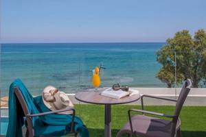 Balkon-Ansicht auf das Meer im Hotel Cactus Mare mit einem Glas Orangensaft und einer Bucht.