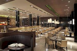 Innenbereich eines Restaurants im Paradisus Playa del Carmen mit modernen Möbeln und warmem Licht.