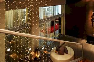 Innenansicht des Paradisus Playa del Carmen Hotels mit Kristalldekoration und Glaselementen.