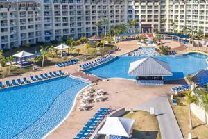 Luftaufnahme des Melia Marina Varadero Hotels mit mehreren Swimmingpools und Sonnenliegen