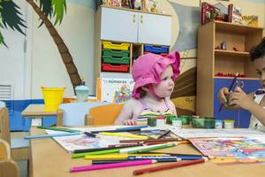 Zwei kleine Mädchen malen mit Buntstiften in einem Spielzimmer des Melia Marina Varadero.