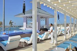 Spa-Bereich auf der Terrasse des Melia Marina Varadero Hotels mit Blick auf das Meer
