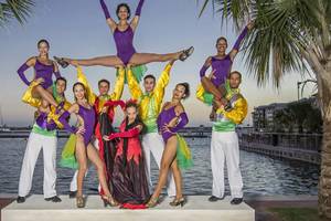 Gruppe von Akrobaten in bunten Kostümen vor dem Hafen des Melia Marina Varadero Hotels.
