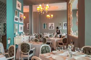 Innenansicht des Restaurants im Melia Marina Varadero Hotel mit gedeckten Tischen, Stühlen und Dekoration.