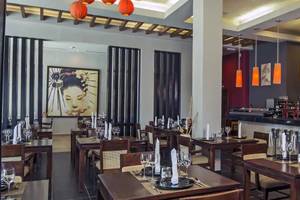 Innenansicht des Restaurants im Melia Marina Varadero Hotel mit Tisch, Stühlen und Einrichtung.