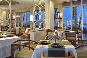 Innenansicht des Restaurants im Melia Marina Varadero Hotel mit Blick auf den Hafen.