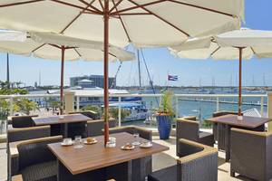 Terrasse des Melia Marina Varadero Hotels mit Blick auf den Hafen und das Meer.