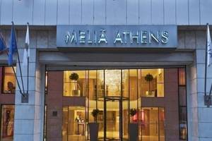 Eingang des Melia Athens Hotels mit Logo und Fahnen