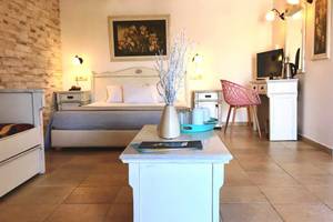 Hotelzimmer im Plaza Beach mit Bett, Schreibtisch und Fernseher.