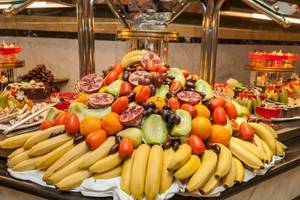Eine große Auswahl an frischen Früchten auf einem Tisch im Sea Star Beau Rivage Hotel.