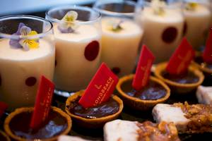 Desserts vom Long Beach Mauritius Resort, einschließlich Schokoladenkuchen und schaumiger Getränken mit Blüten.