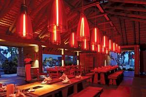 Innenbereich des Long Beach Mauritius Restaurants mit roten Leuchten und gedeckten Tischen.