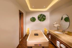 Behandlungsraum im Retreat Palm Dubai MGallery by Sofitel mit Massageliege und Aromalampen.