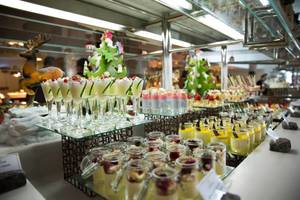 Weihnachtliche Buffet im W Abu Dhabi Hotel mit verschiedenen Desserts und Weihnachtsdekorationen.