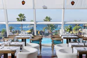 Innenansicht des Restaurants des H10 Timanfaya Palace mit Blick auf den Pool und das Meer