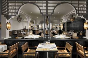 Innenansicht des Restaurants im H10 Timanfaya Palace mit gedeckten Tischen und Stühlen.