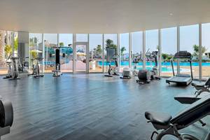 Fitnesscenter im H10 Timanfaya Palace Hotel mit Blick auf den Swimmingpool