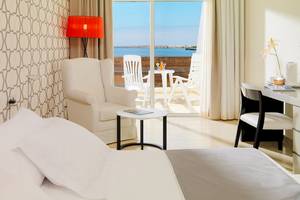 Zimmer im H10 Timanfaya Palace mit Balkon und Meerblick, inklusive Möbeln und Dekoration.