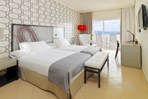 Doppelzimmer im H10 Timanfaya Palace mit Meerblick, zwei Betten, modernem Design und Balkon.