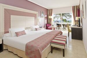 Doppelzimmer im H10 Timanfaya Palace mit Blick auf das Meer und die Terrasse