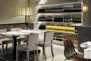 Restauranttisch im H10 Timanfaya Palace mit Flaschen an der Wand