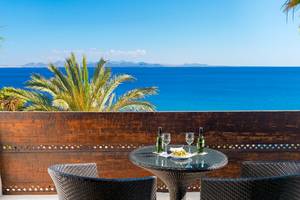 Balkon im H10 Timanfaya Palace mit Blick auf das Meer und Palmen