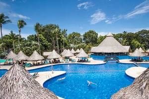 Außenpool des Barcelo Tambor Hotels mit vielen Sonnenschirmen und Liegen.