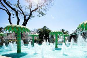 Tropischer Brunnen im Barcelo Tambor Hotel mit Palmen-Designs und Wasserfontaenen.