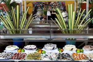 Dessertsbuffet im Barcelo Tambor Hotel mit verschiedenen Kuchen, Früchten und Süßigkeiten.