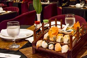 Sushiplatter im Restaurant Barcelo Tambor mit Wasserglas und Dekoration
