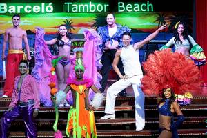 Darsteller des Barcelo Tambor Beach Shows vor bunter Hintergrundkulisse
