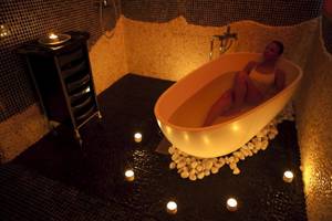 Frau in beleuchteter Badewanne im Hotel Spa des Ibiza Twins