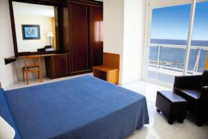 Hotelzimmer mit Meerblick im Ibiza Twins mit Bett, Schreibtisch und Balkon
