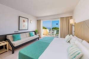 Zimmer im Blau Punta Reina Hotel mit Balkon und Meerblick.
