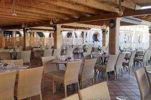 Innenbereich des Blau Punta Reina Hotels mit Holzdecken und geometrischen Mustern.